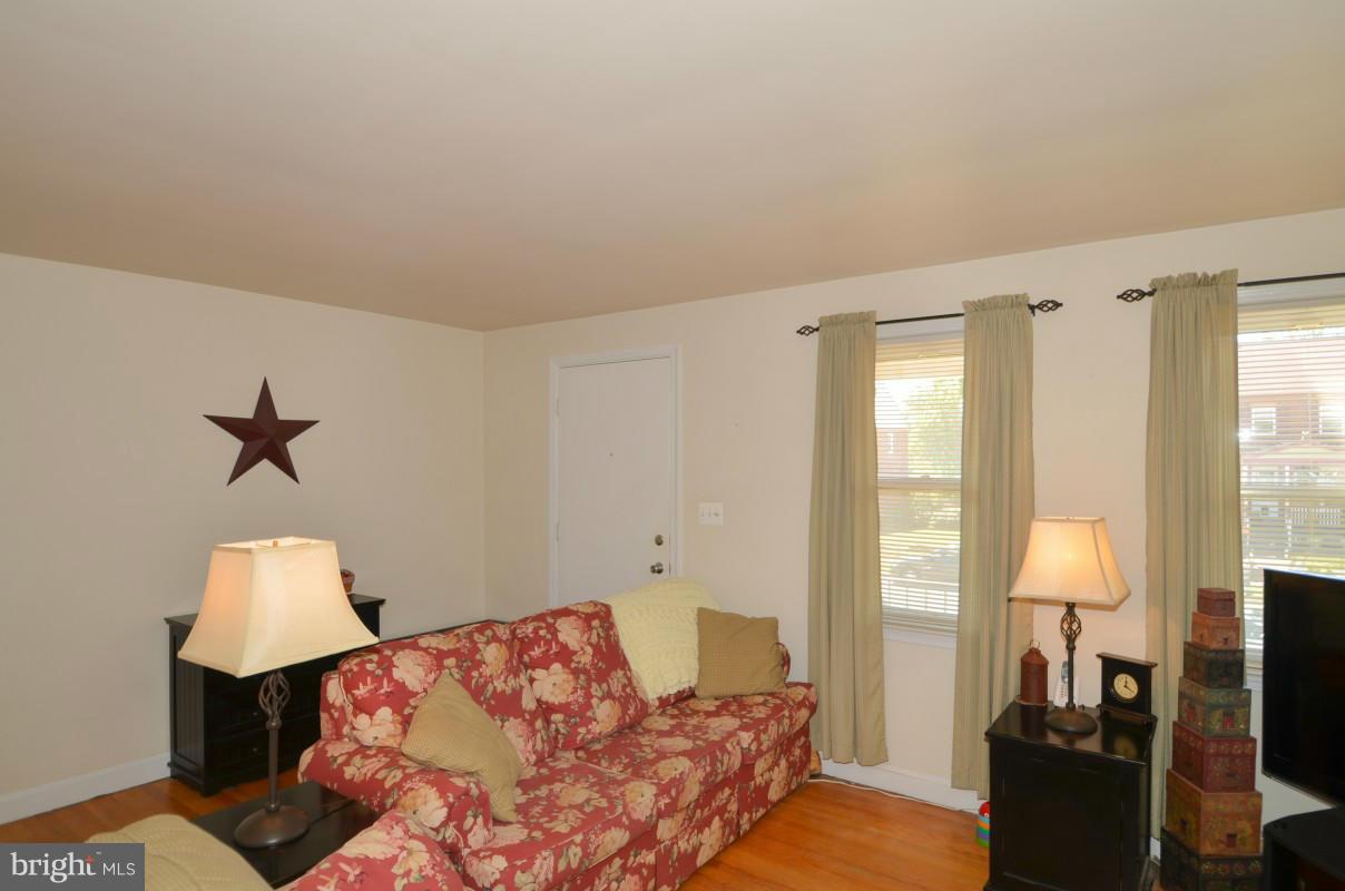 1008 Downton Road Baltimore, MD 21227 - Photo 3 of 22 Living Room 2nd View