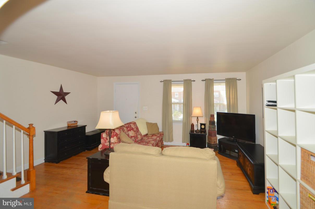 1008 Downton Road Baltimore, MD 21227 - Photo 4 of 22 Living Room 3rd View