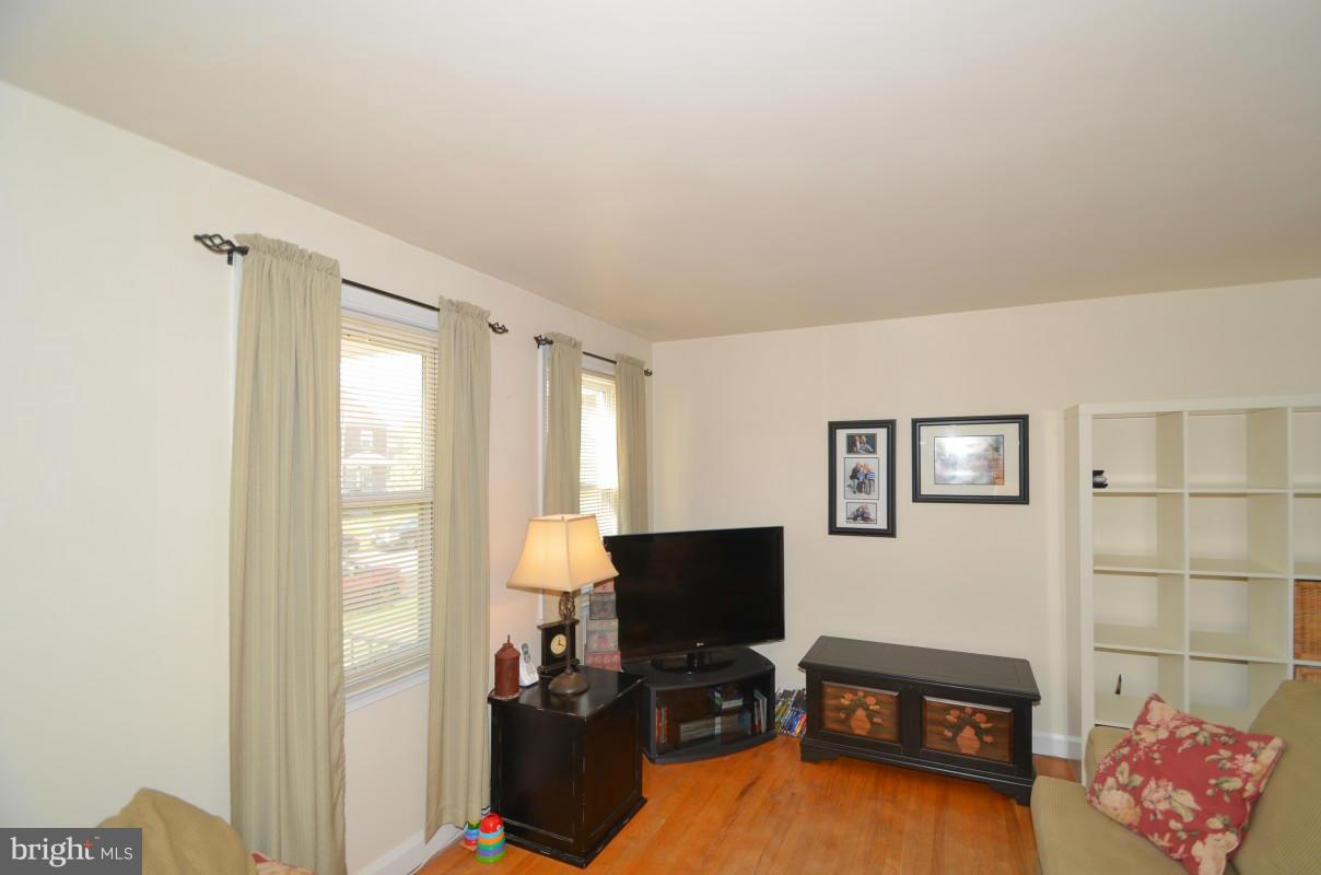 1008 Downton Road Baltimore, MD 21227 - Photo 5 of 22 Living Room 4th View