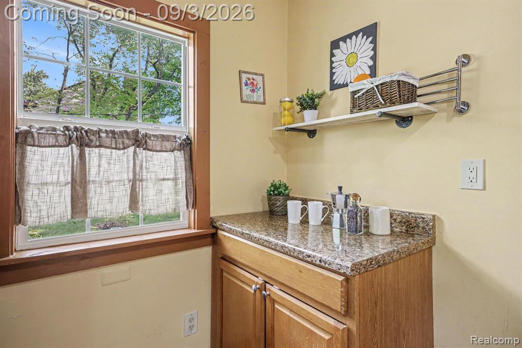 4735 Elizabeth Lake Road Waterford, MI 48327 - Photo 8 of 28 Gallery Image 8