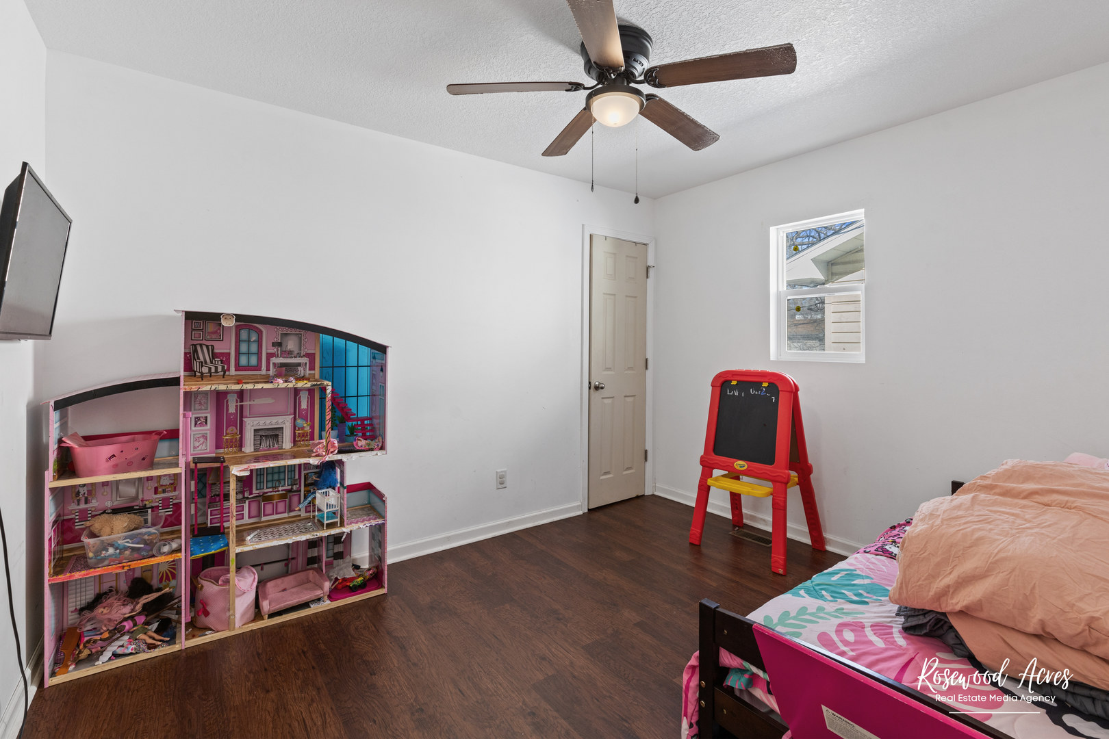 245 North 6th Avenue Kankakee, IL 60901 - Photo 9 of 16 a room with furniture and wooden floor