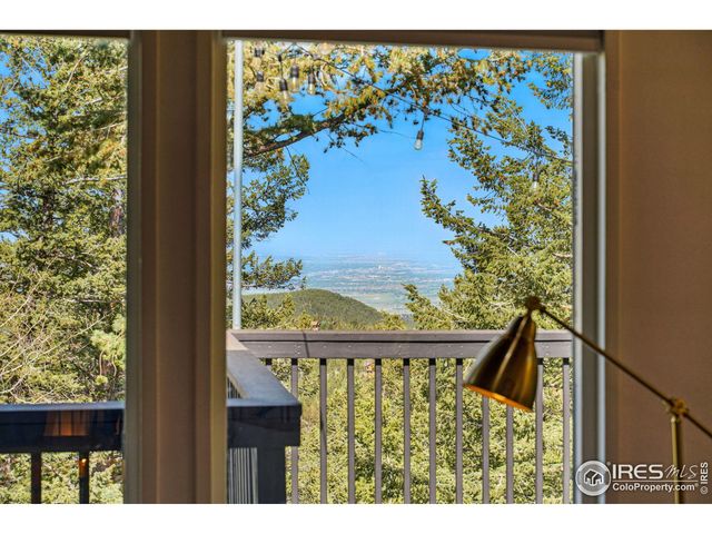 a view of entryway with an outdoor space