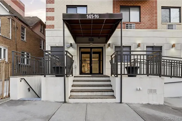 $449,000 | 141-16 84th Drive, Unit 3D | Briarwood