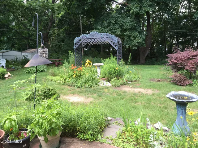 $379,900 | 18 Friar Tuck Road, Guilderland, NY 12203