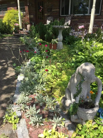 $379,900 | 18 Friar Tuck Road, Guilderland, NY 12203