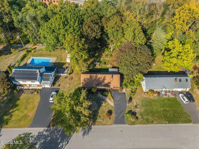 $379,900 | 18 Friar Tuck Road, Guilderland, NY 12203