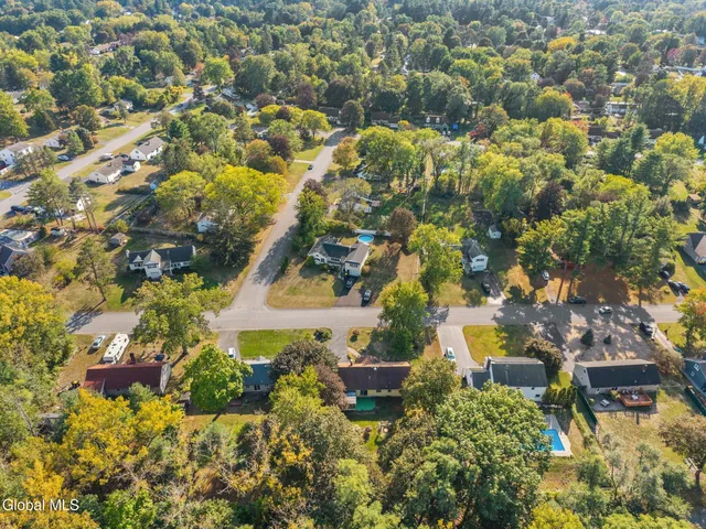 $379,900 | 18 Friar Tuck Road, Guilderland, NY 12203