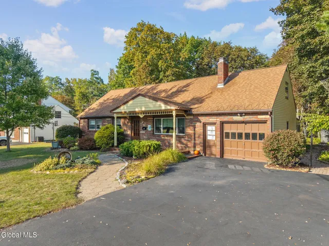 $379,900 | 18 Friar Tuck Road, Guilderland, NY 12203