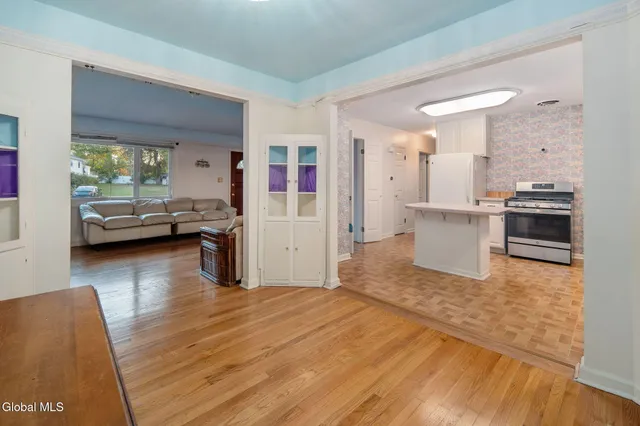 $379,900 | 18 Friar Tuck Road, Guilderland, NY 12203