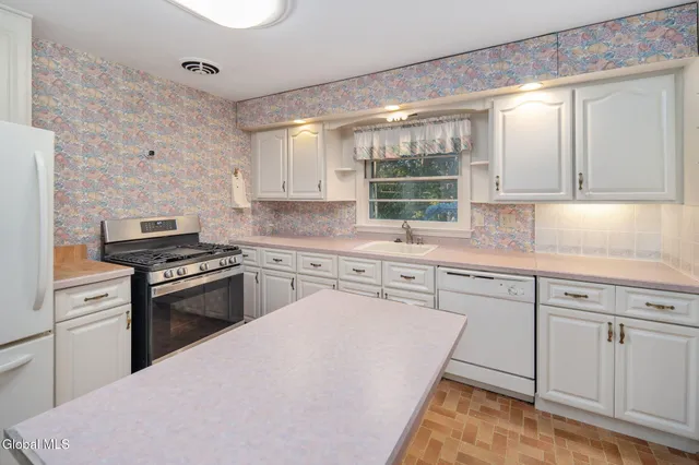 $379,900 | 18 Friar Tuck Road, Guilderland, NY 12203