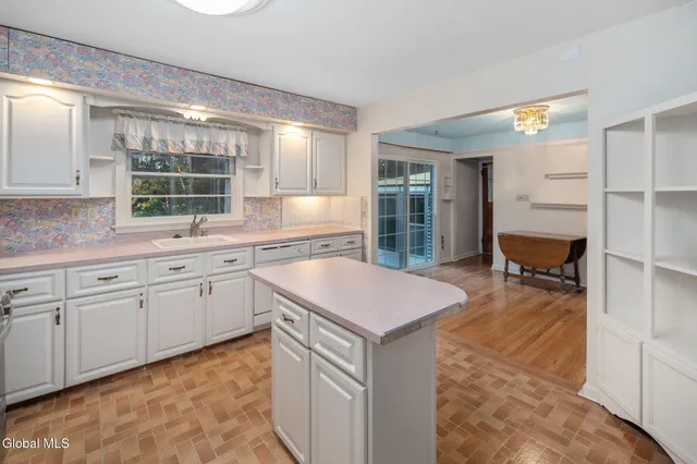 $379,900 | 18 Friar Tuck Road, Guilderland, NY 12203