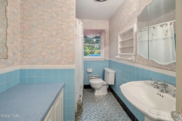 $379,900 | 18 Friar Tuck Road, Guilderland, NY 12203