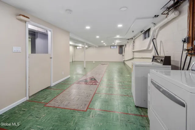 $379,900 | 18 Friar Tuck Road, Guilderland, NY 12203