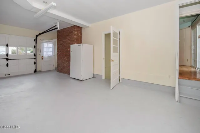 $379,900 | 18 Friar Tuck Road, Guilderland, NY 12203