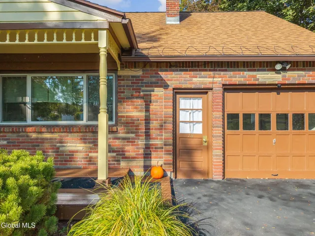 $379,900 | 18 Friar Tuck Road, Guilderland, NY 12203