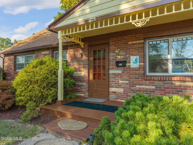 $379,900 | 18 Friar Tuck Road, Guilderland, NY 12203