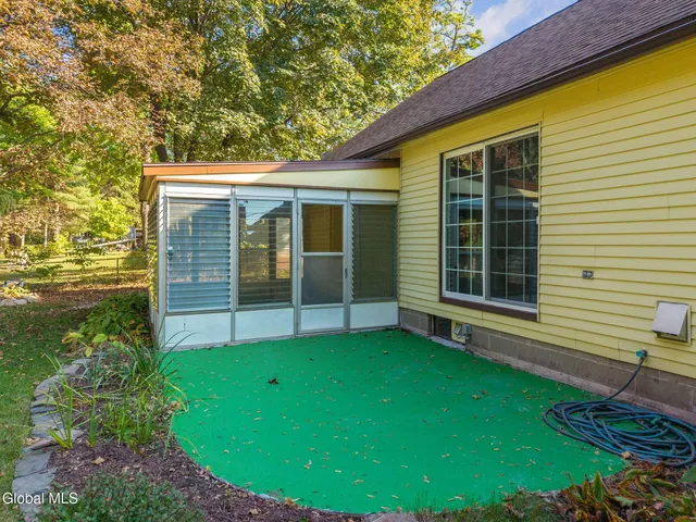 $379,900 | 18 Friar Tuck Road, Guilderland, NY 12203