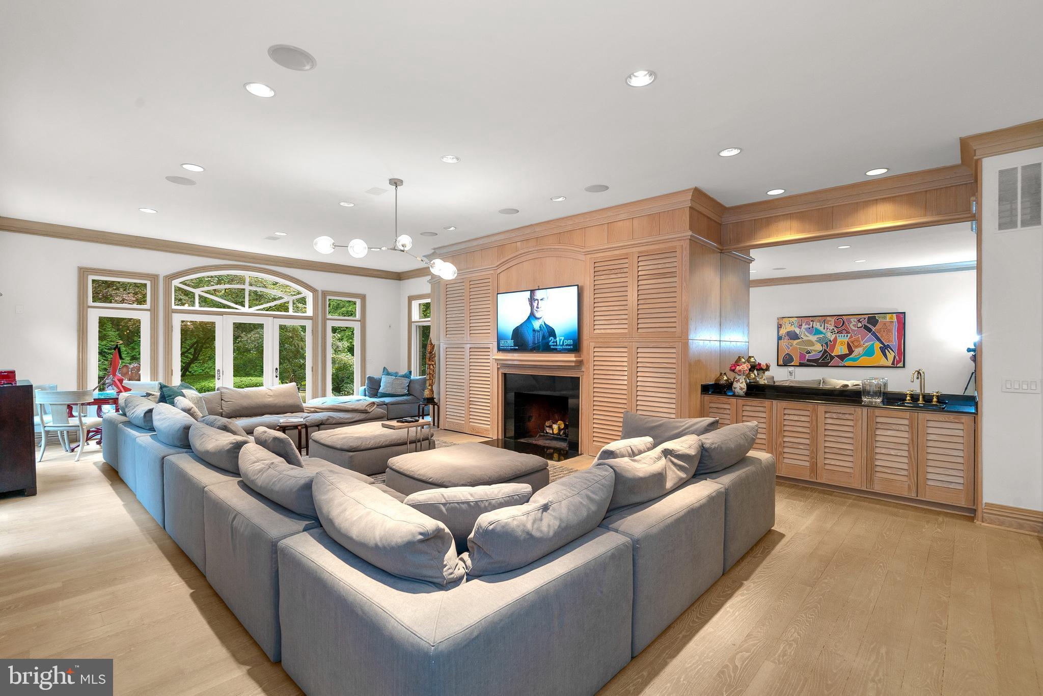 10823 Lockland Road Potomac, MD 20854 - Photo 22 of 92 Family Room with wet bar