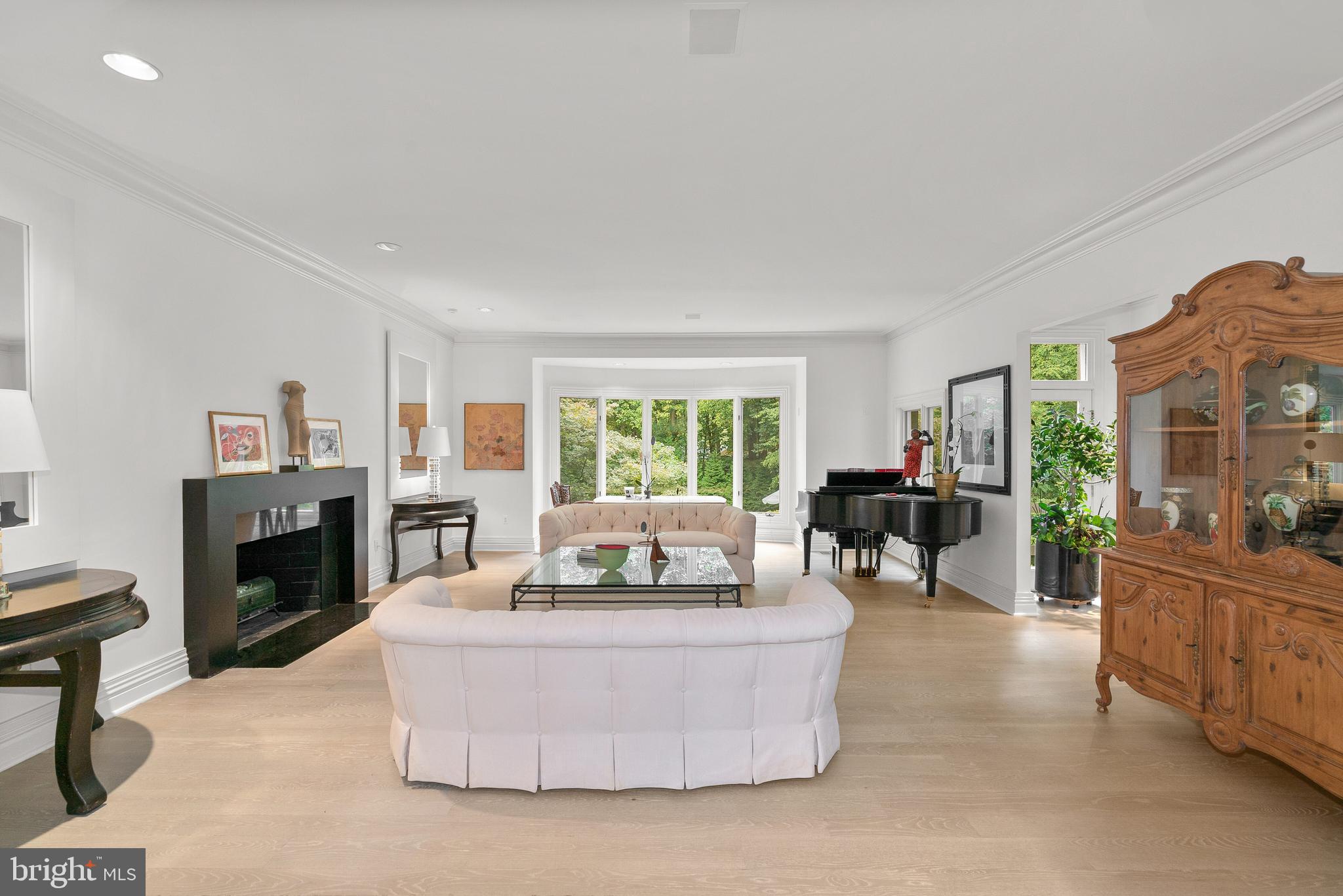 10823 Lockland Road Potomac, MD 20854 - Photo 28 of 92 Living Room with wet bar