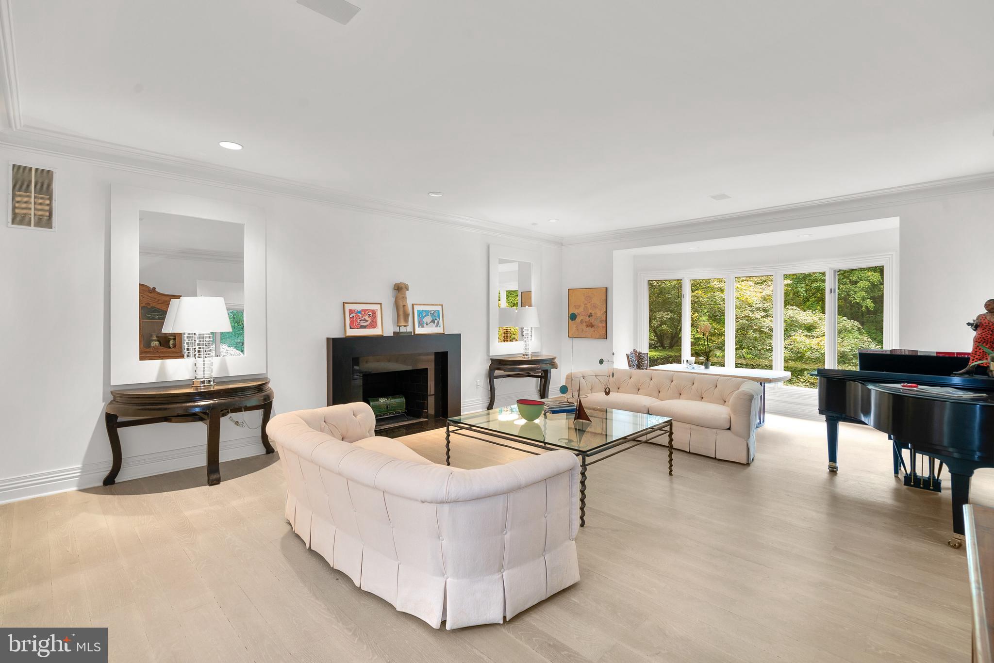 10823 Lockland Road Potomac, MD 20854 - Photo 29 of 92 Living Room with wet bar