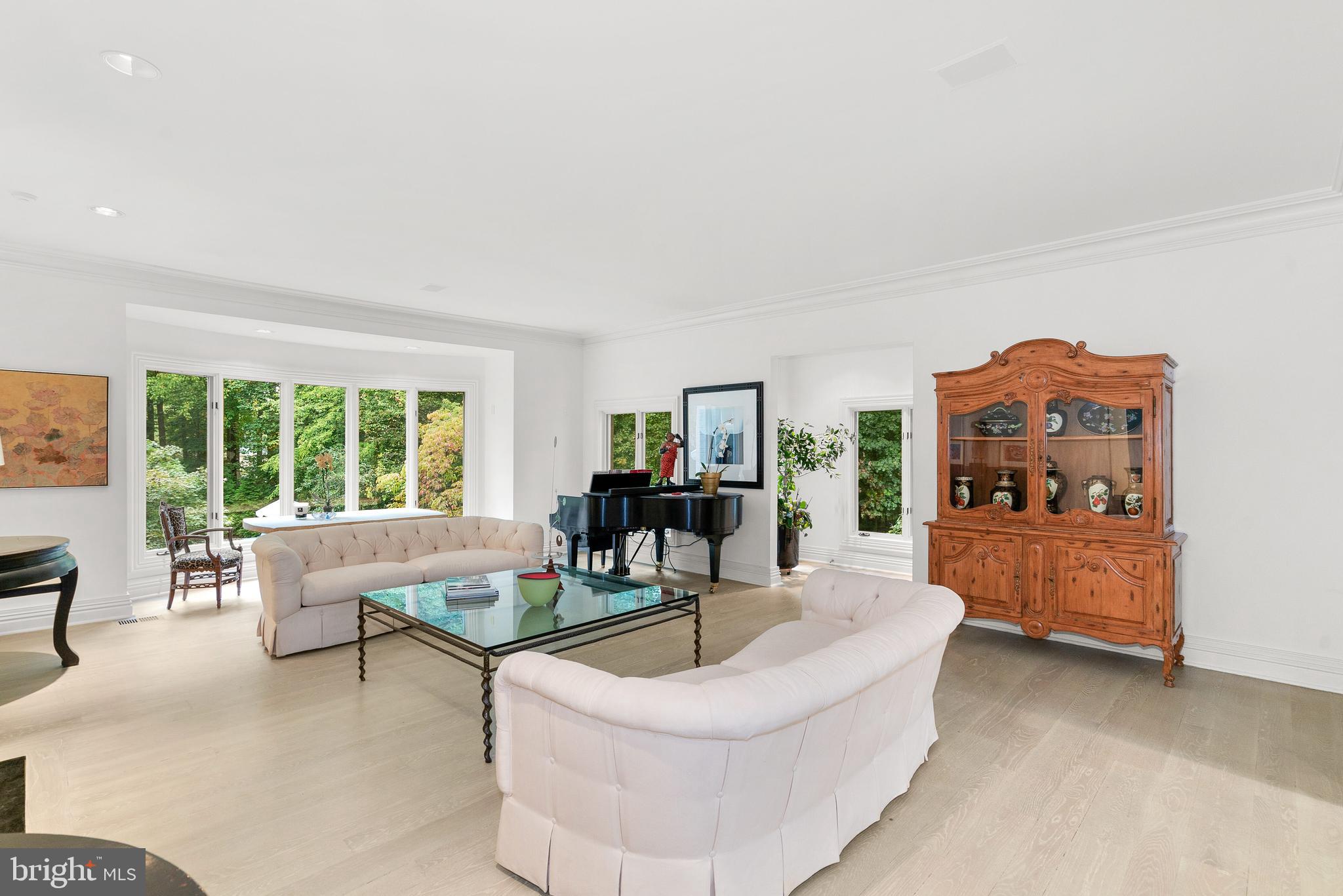 10823 Lockland Road Potomac, MD 20854 - Photo 31 of 92 Living Room with wet bar
