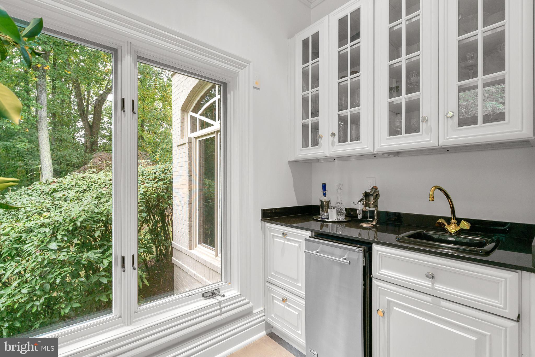 10823 Lockland Road Potomac, MD 20854 - Photo 32 of 92 Living Room with wet bar