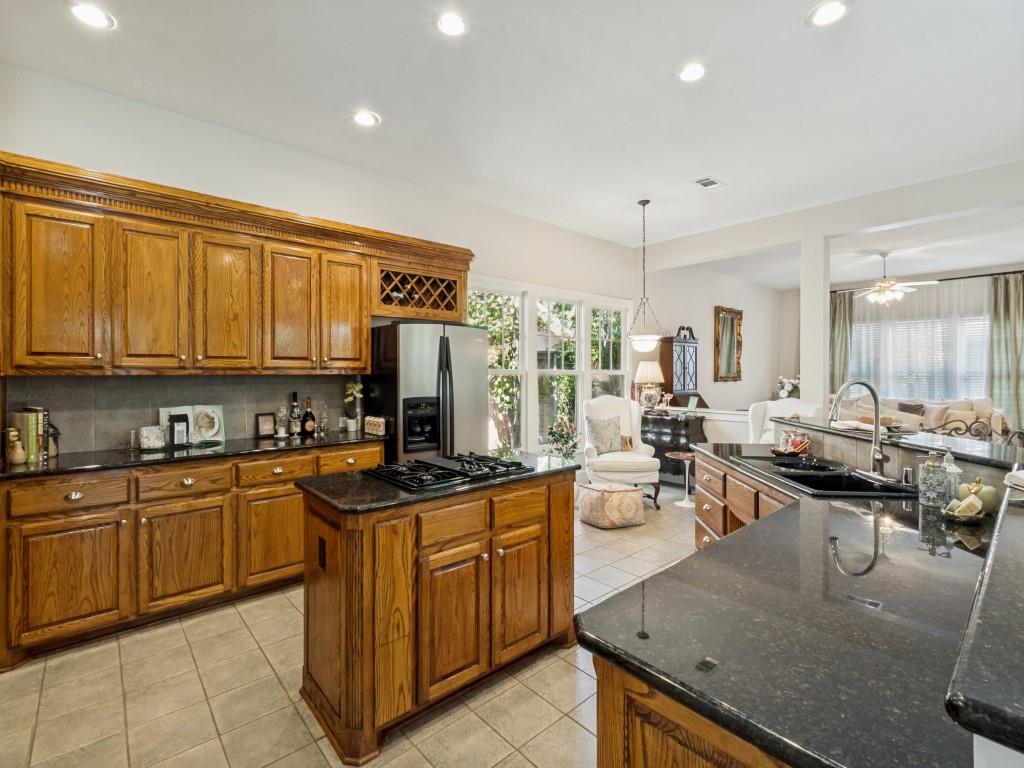 4947 Reiger Avenue Dallas, TX 75214 - Photo 14 of 35 lots of cabinet and counter space