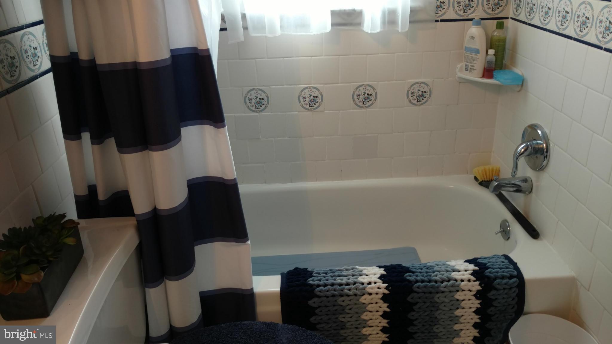 7136 Bexhill Road Baltimore, MD 21244 - Photo 16 of 27 a bathroom with a bathtub