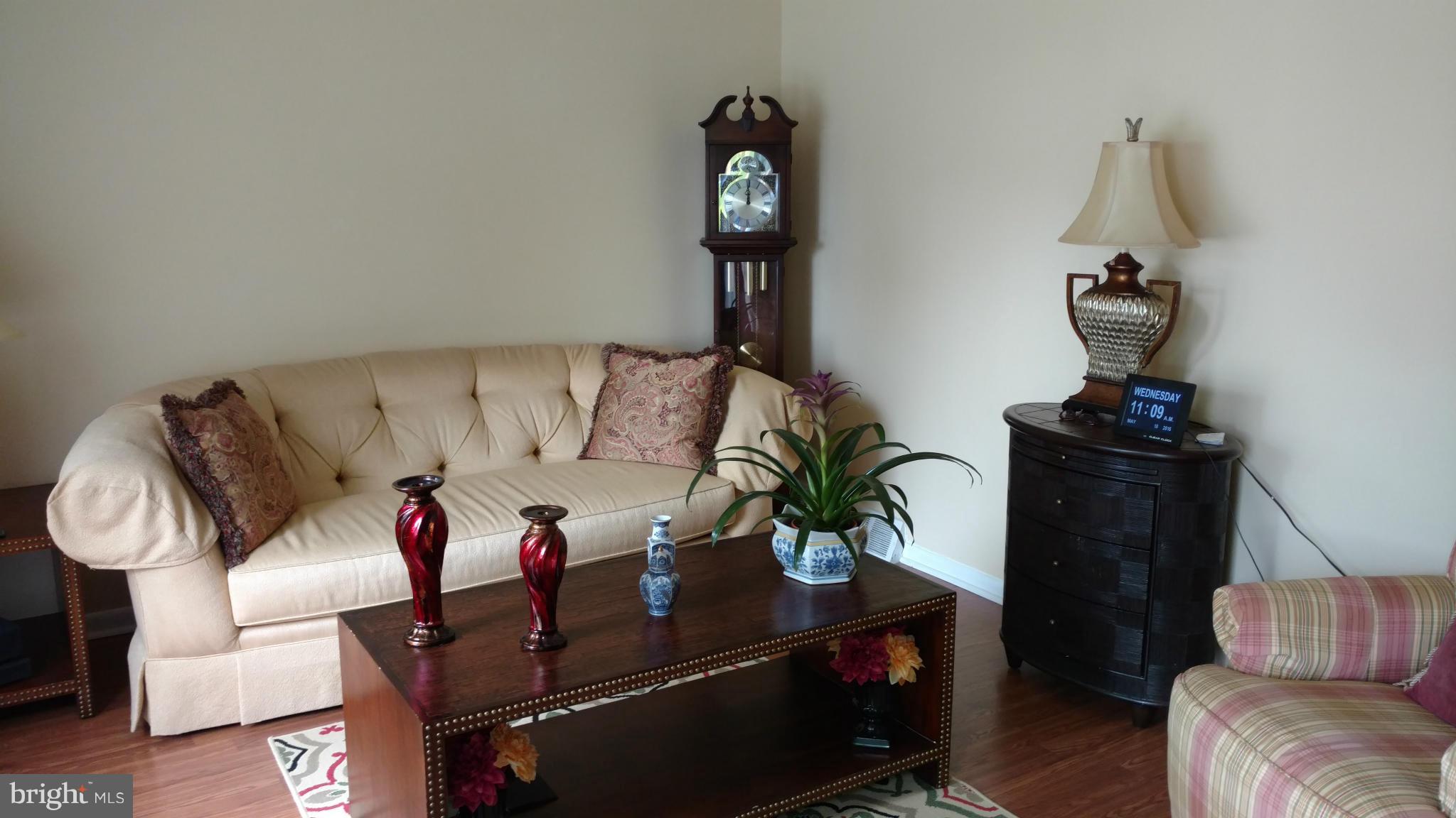 7136 Bexhill Road Baltimore, MD 21244 - Photo 4 of 27 a living room with furniture