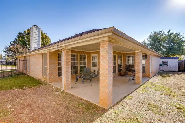 a view of a house with backyard