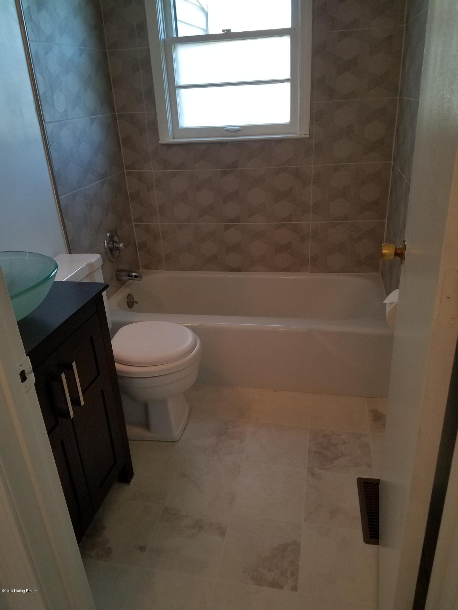 10700 Blue Lick Road Louisville, KY 40229 - Photo 16 of 37 Bleu Lick Bath 4
