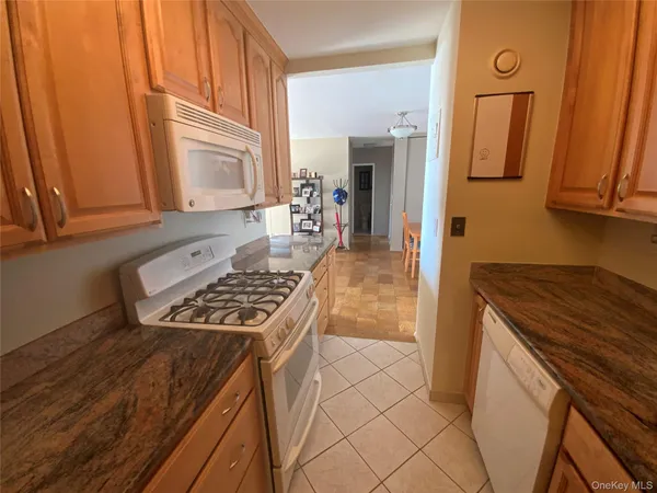 $2,900 | 269 Grand Central Parkway, Unit 33Y | Glen Oaks