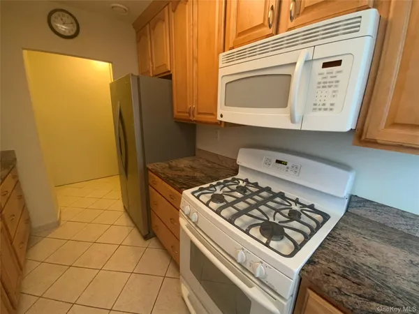 $2,900 | 269 Grand Central Parkway, Unit 33Y | Glen Oaks