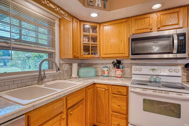 $207,900 | 718 Davis Drive, Mount Vernon, IN 47620