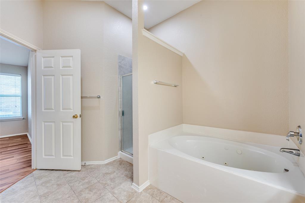 1117 Red Hawk Drive Frisco, TX 75033 - Photo 27 of 31 a white bath tub sitting in a bathroom