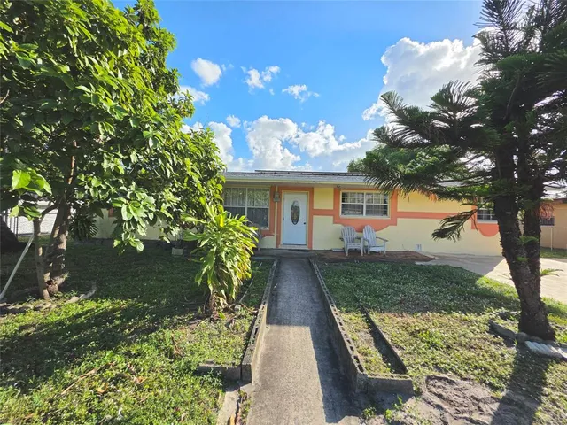 a view of backyard with a garden