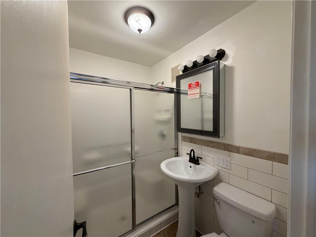 959 Bechtol Avenue Sharon, PA 16146 - Photo 22 of 29 a bathroom with a sink toilet and a mirror