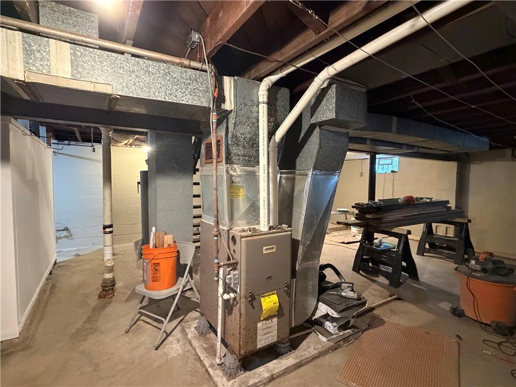 959 Bechtol Avenue Sharon, PA 16146 - Photo 25 of 29 a view of a room with gym equipment