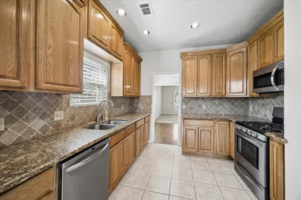 $2,700 | 806 Charles Place, Baytown, TX 77521