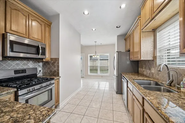 $2,700 | 806 Charles Place, Baytown, TX 77521