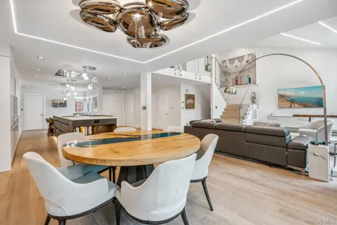 $3,198,000 | 23 Estates Terrace North, Manhasset, NY 11030