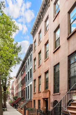 a black and white photo of a living room