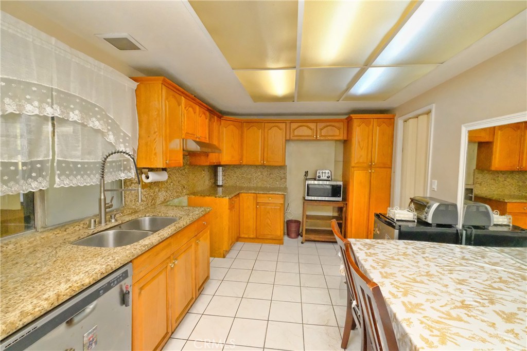 18517 Betty Way Cerritos, CA 90703 - Photo 11 of 29