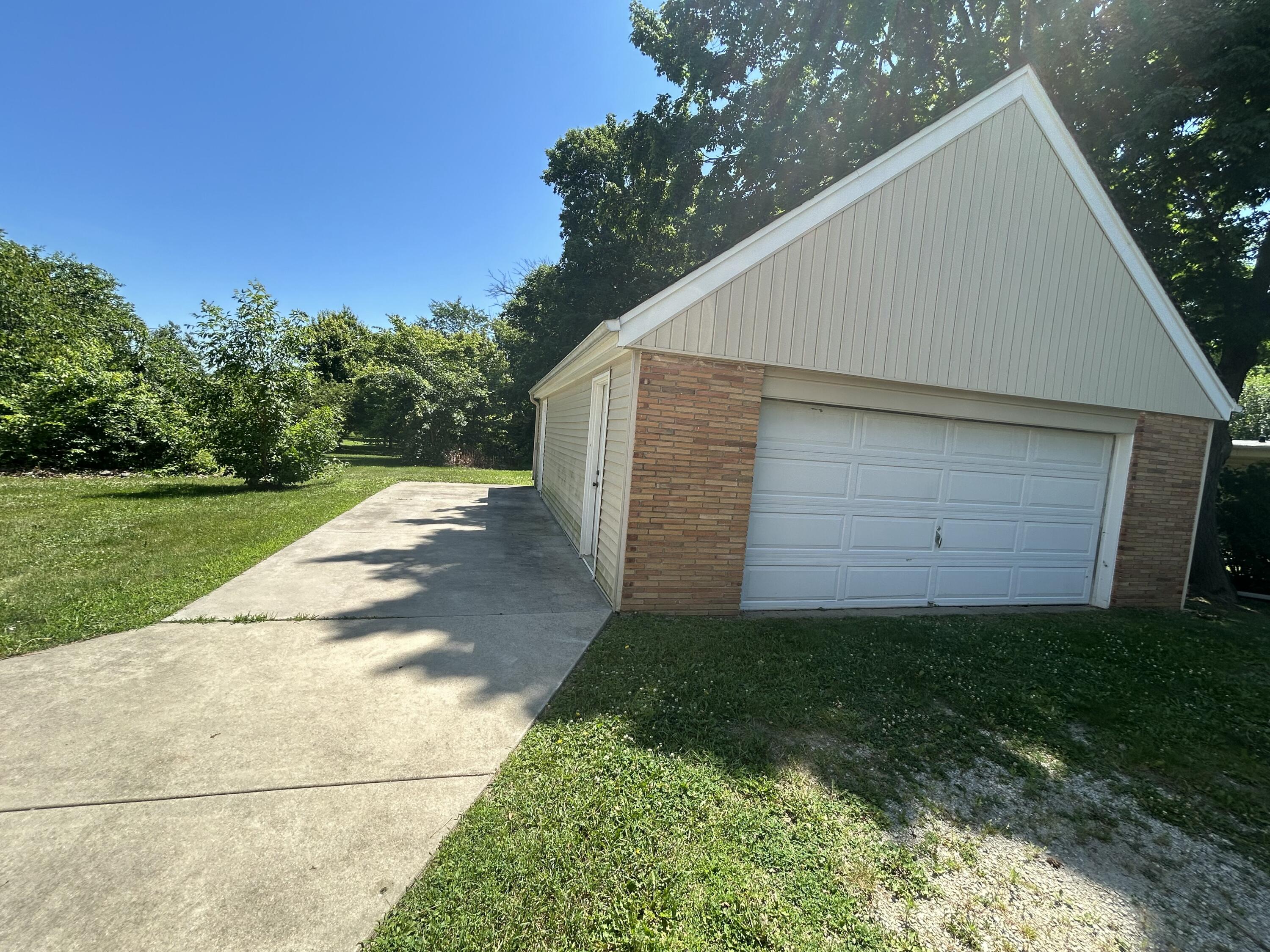 6845 Highway 31 Caledonia, WI 53402 - Photo 2 of 21 3-4 car garage