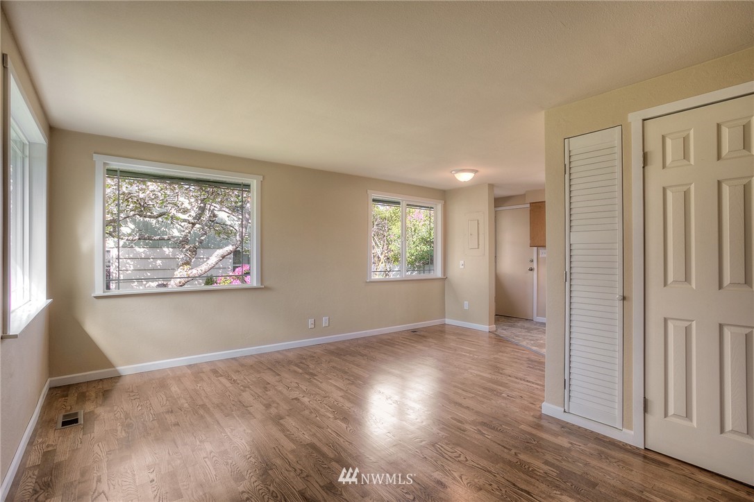 824 Southwest 126th Street Seattle, WA 98146 - Photo 4 of 19 Gallery Image 4