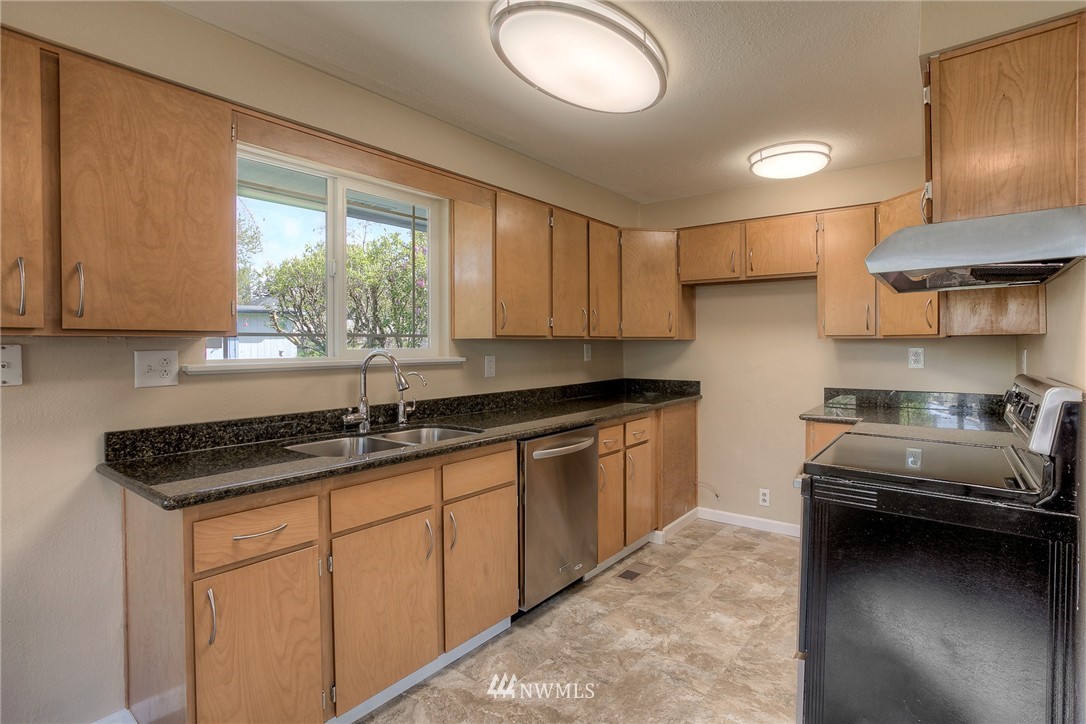824 Southwest 126th Street Seattle, WA 98146 - Photo 5 of 19 Gallery Image 5