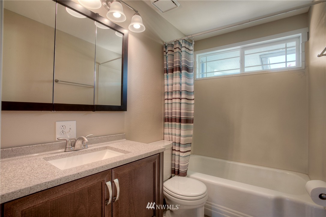 824 Southwest 126th Street Seattle, WA 98146 - Photo 8 of 19 Gallery Image 8