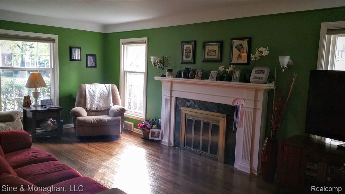 1862 Severn Road Grosse Pointe, MI 48236 - Photo 4 of 47 20150918_172418.jpg