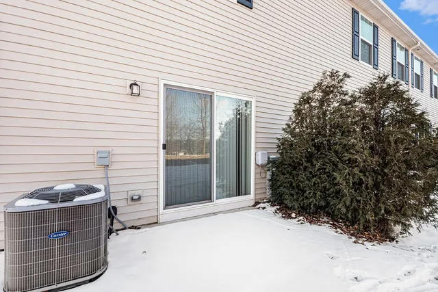 a view of entryway with a yard