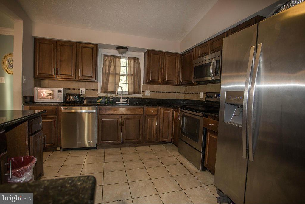 8723 Weems Road Manassas, VA 20110 - Photo 5 of 30 Kitchen